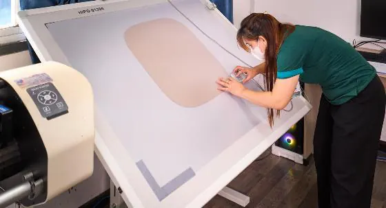 Pattern cutting table